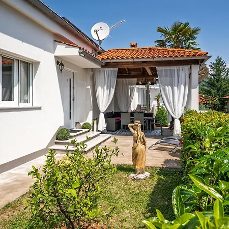 Nika By Interhome